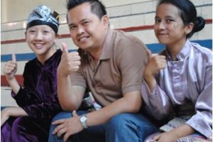 Pelatih Pencak Silat Bima Suci Cabang SMAN 3 Kuningan, Iyan Irwandi, S.IP berfoto bersama dengan pemenang medali.